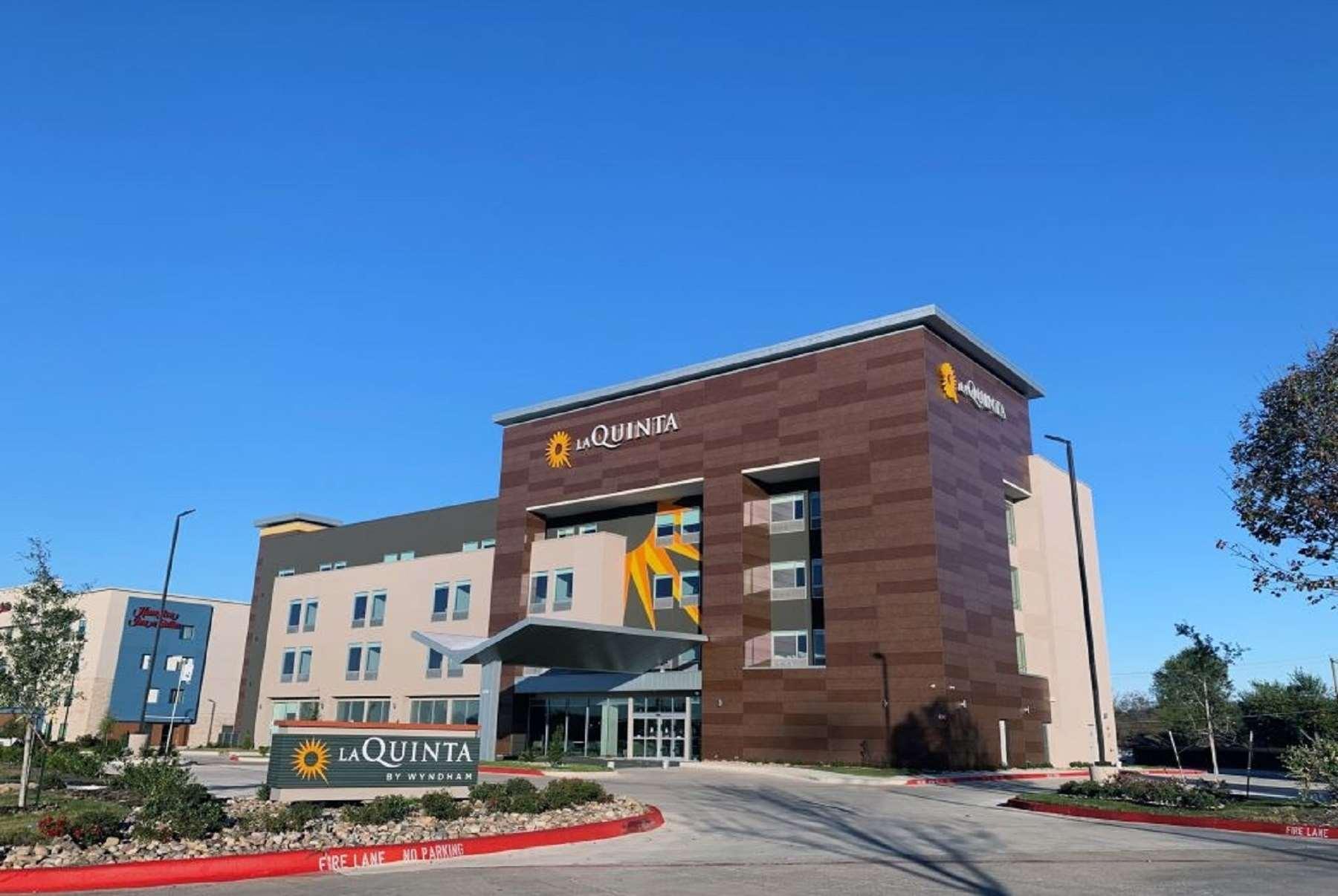 La Quinta Inn&Suites by Wyndham Dallas/Fairpark Bagian luar foto