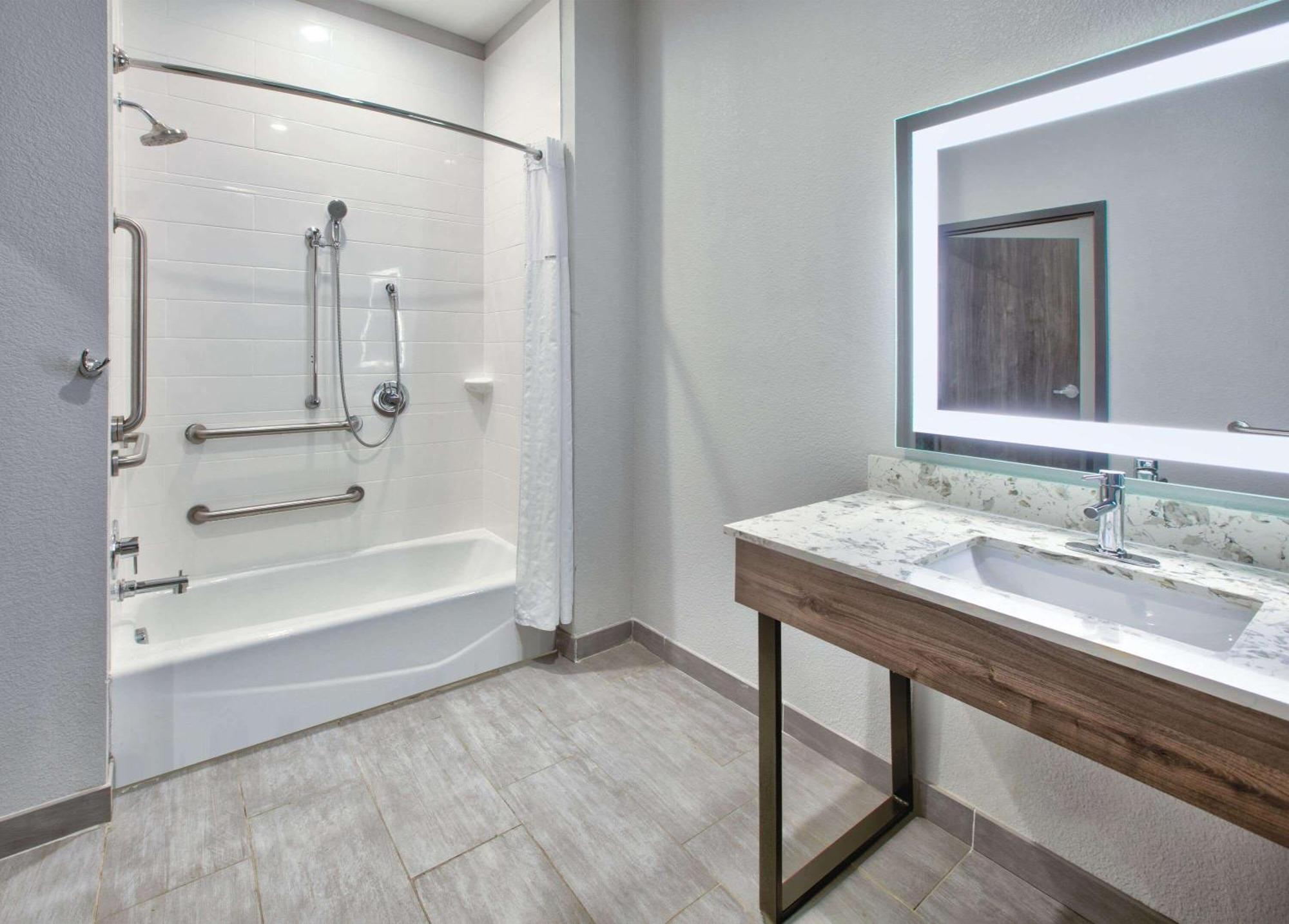 La Quinta Inn&Suites by Wyndham Dallas/Fairpark Bagian luar foto